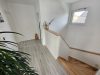 Modernes Wohnen trifft energieeffiziente Zukunft – stilvolles Einfamilienhaus in Gackenbach! - Flur / Treppe OG